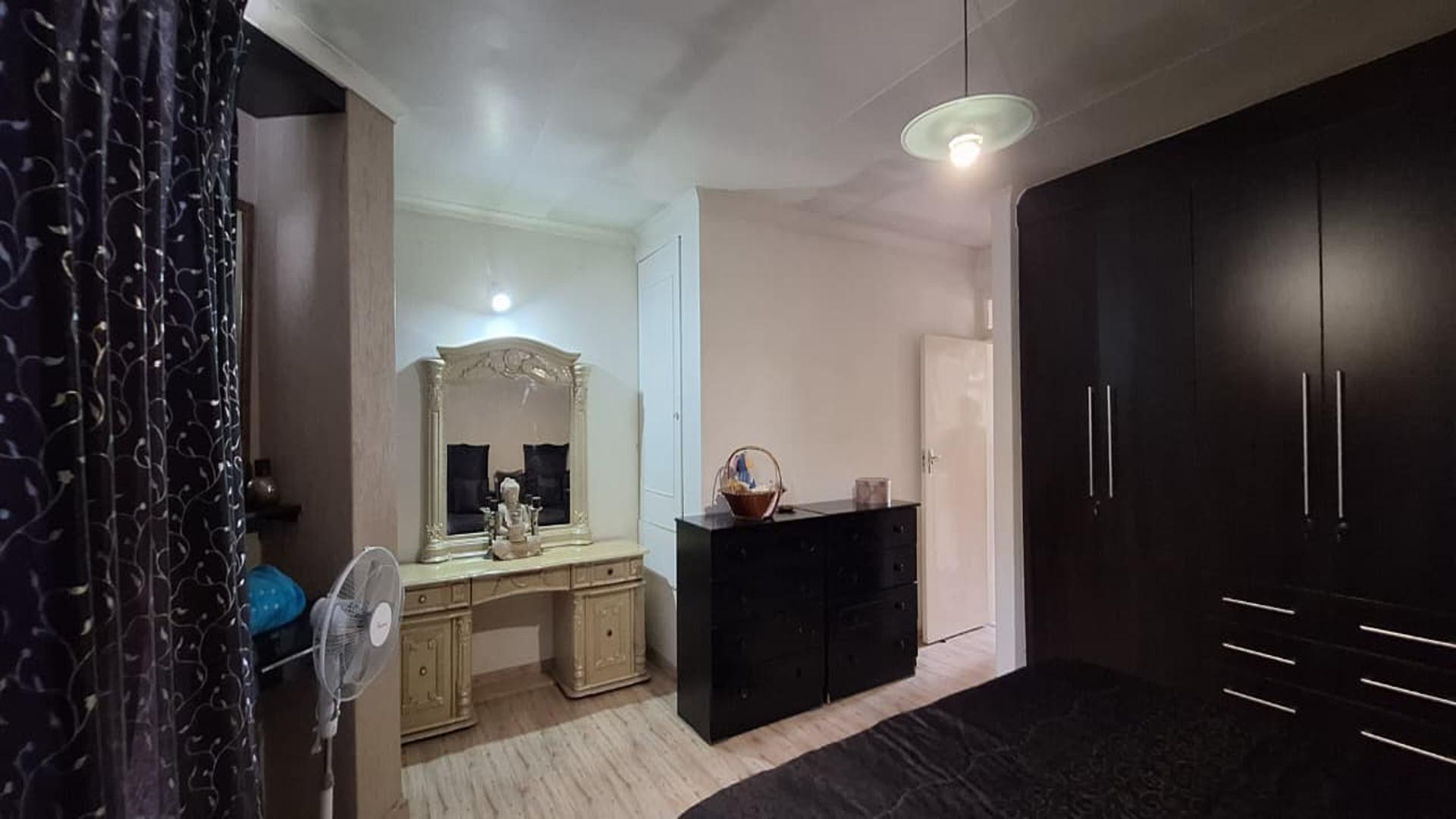 Bed Room 2 - 19 square meters of property in Albertville