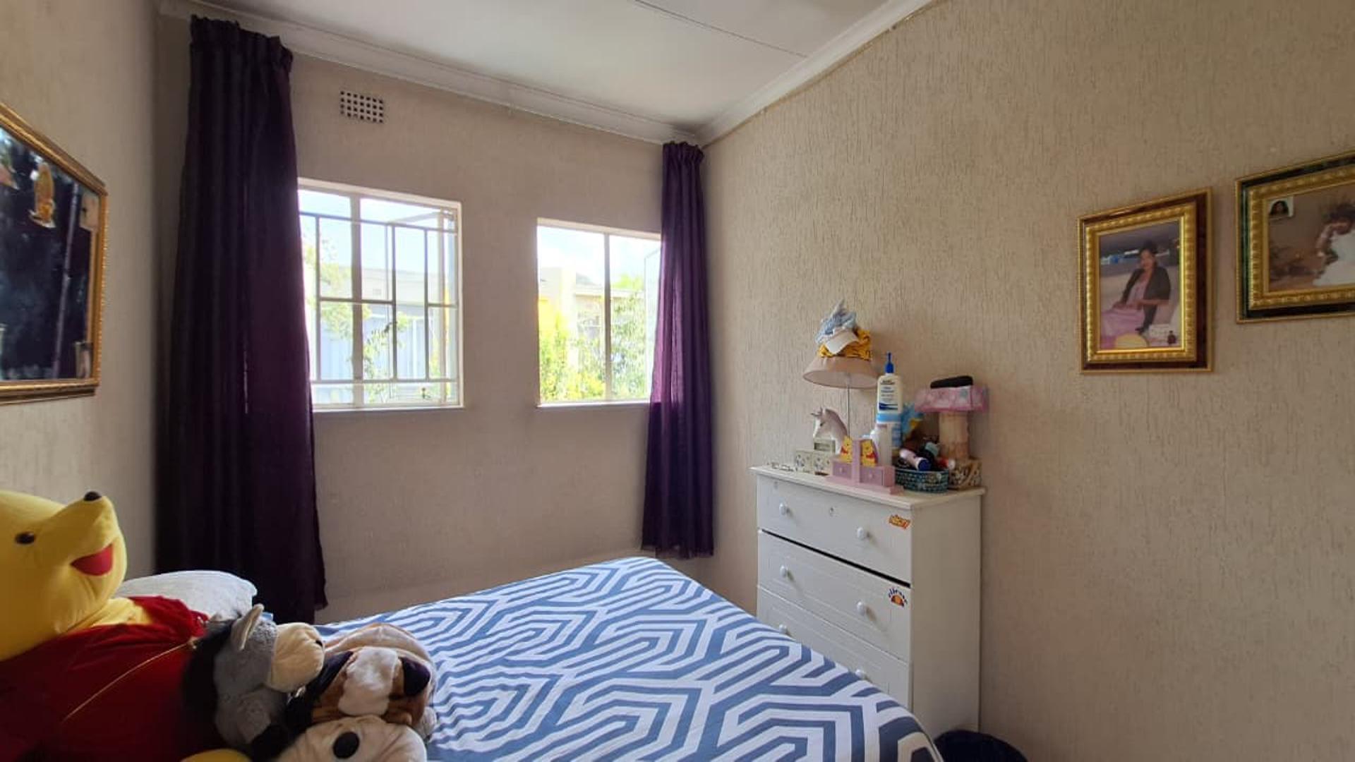 Bed Room 1 - 12 square meters of property in Albertville