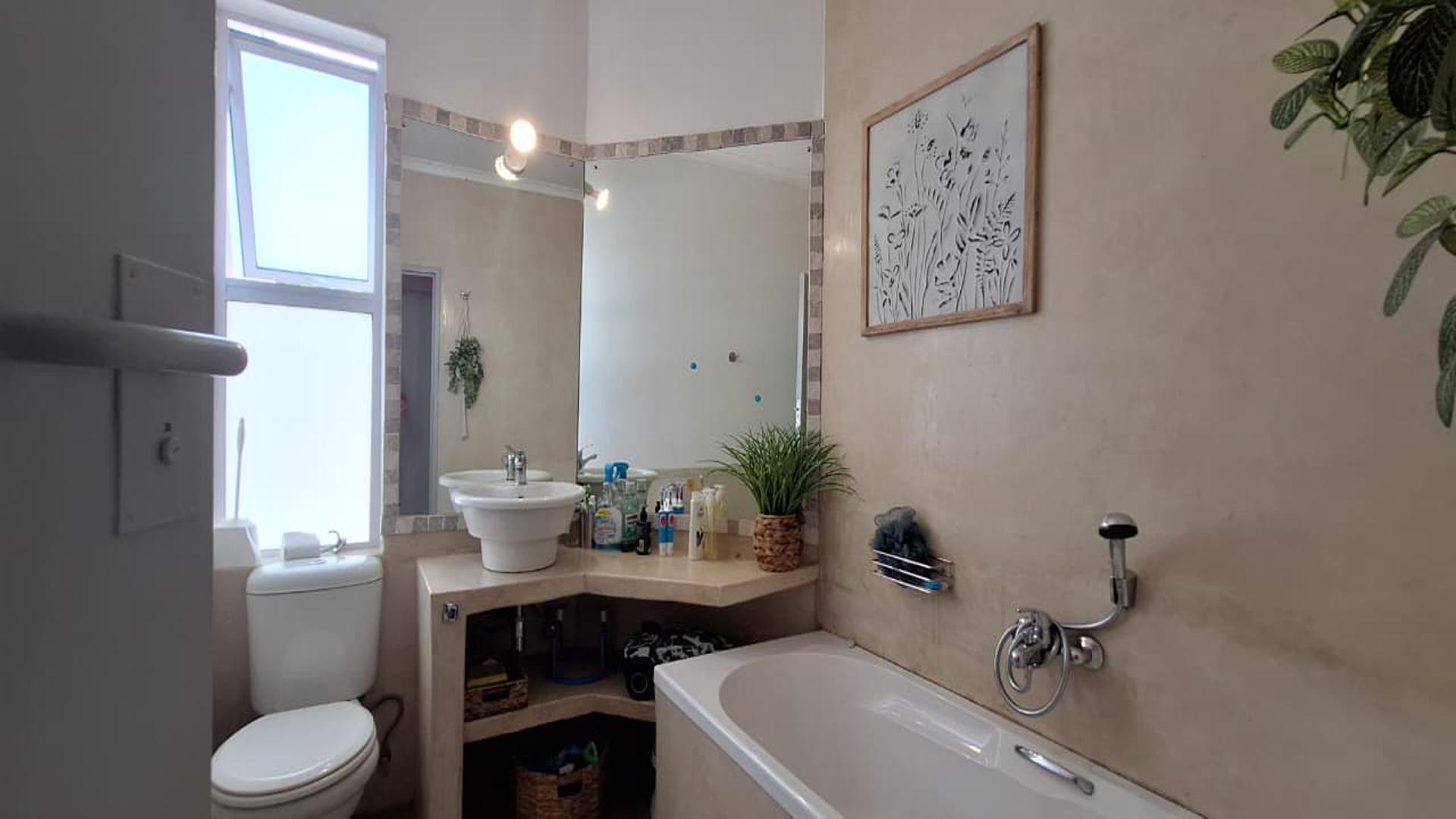 Bathroom 1 - 6 square meters of property in Lone Hill