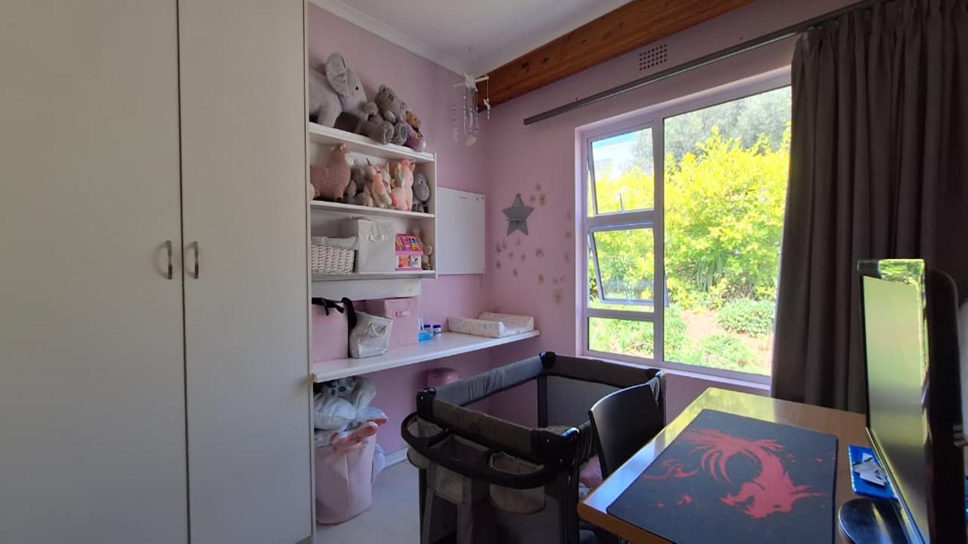 Bed Room 2 - 16 square meters of property in Lone Hill