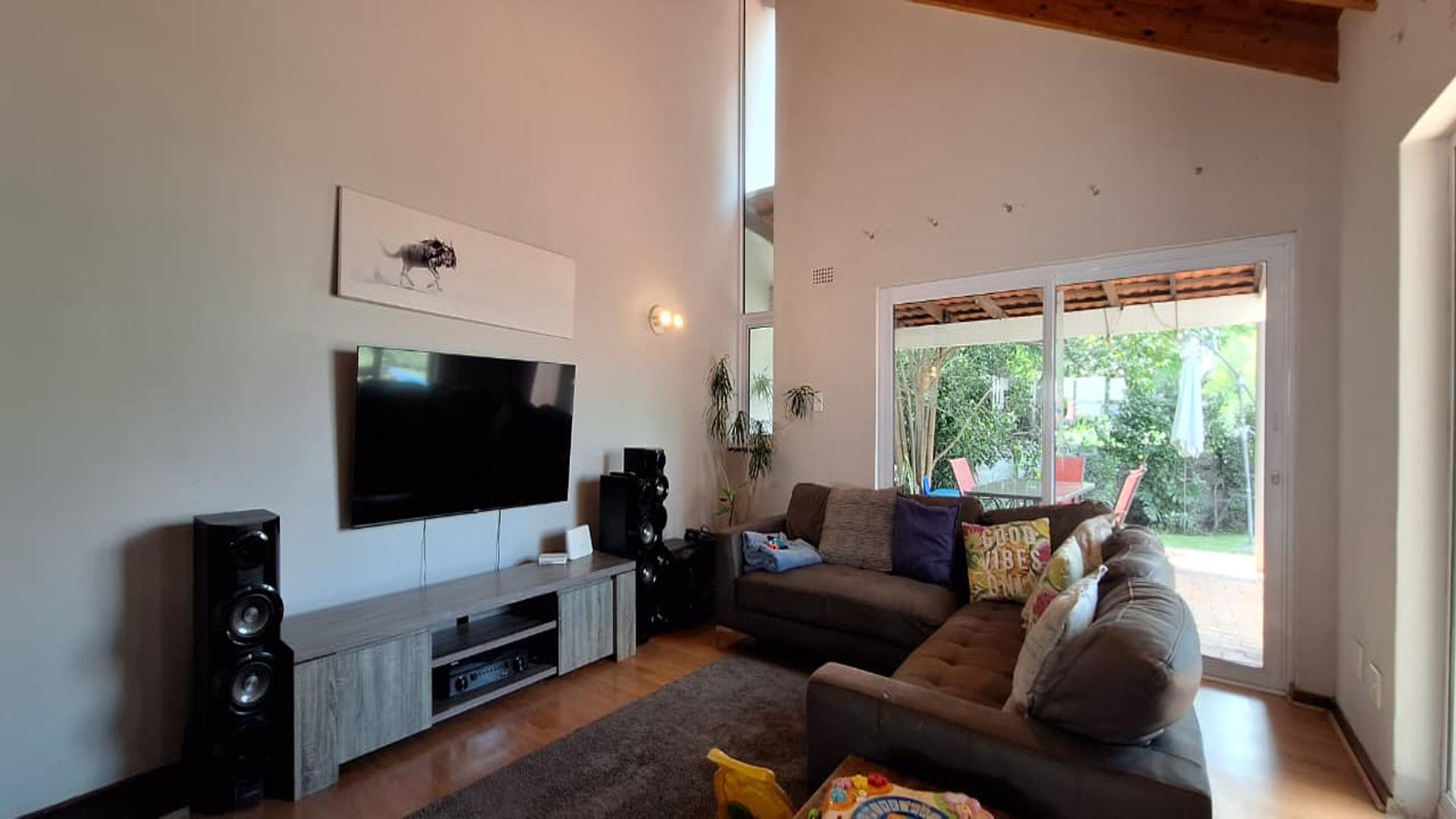 Lounges - 25 square meters of property in Lone Hill