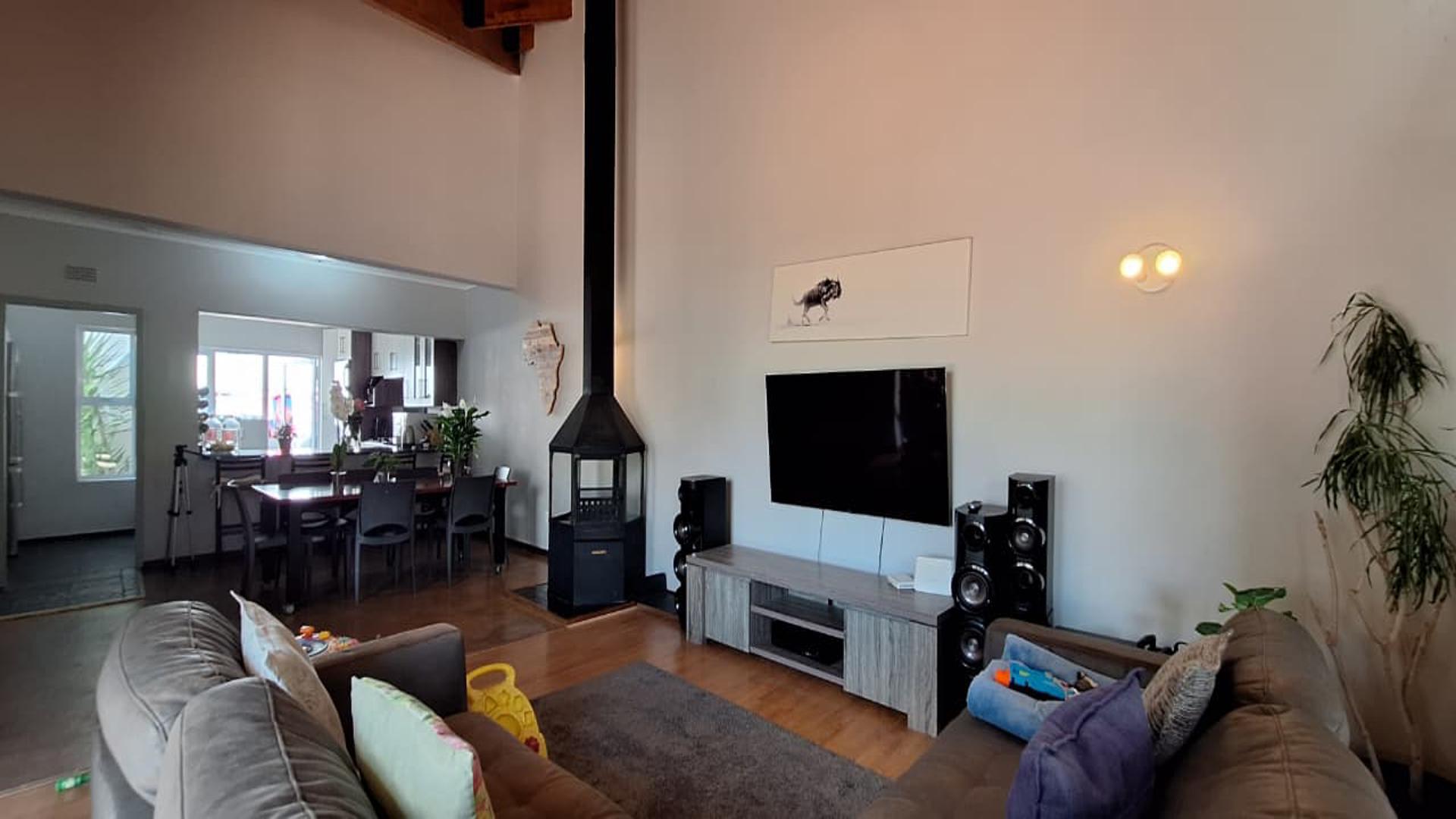 Lounges - 25 square meters of property in Lone Hill