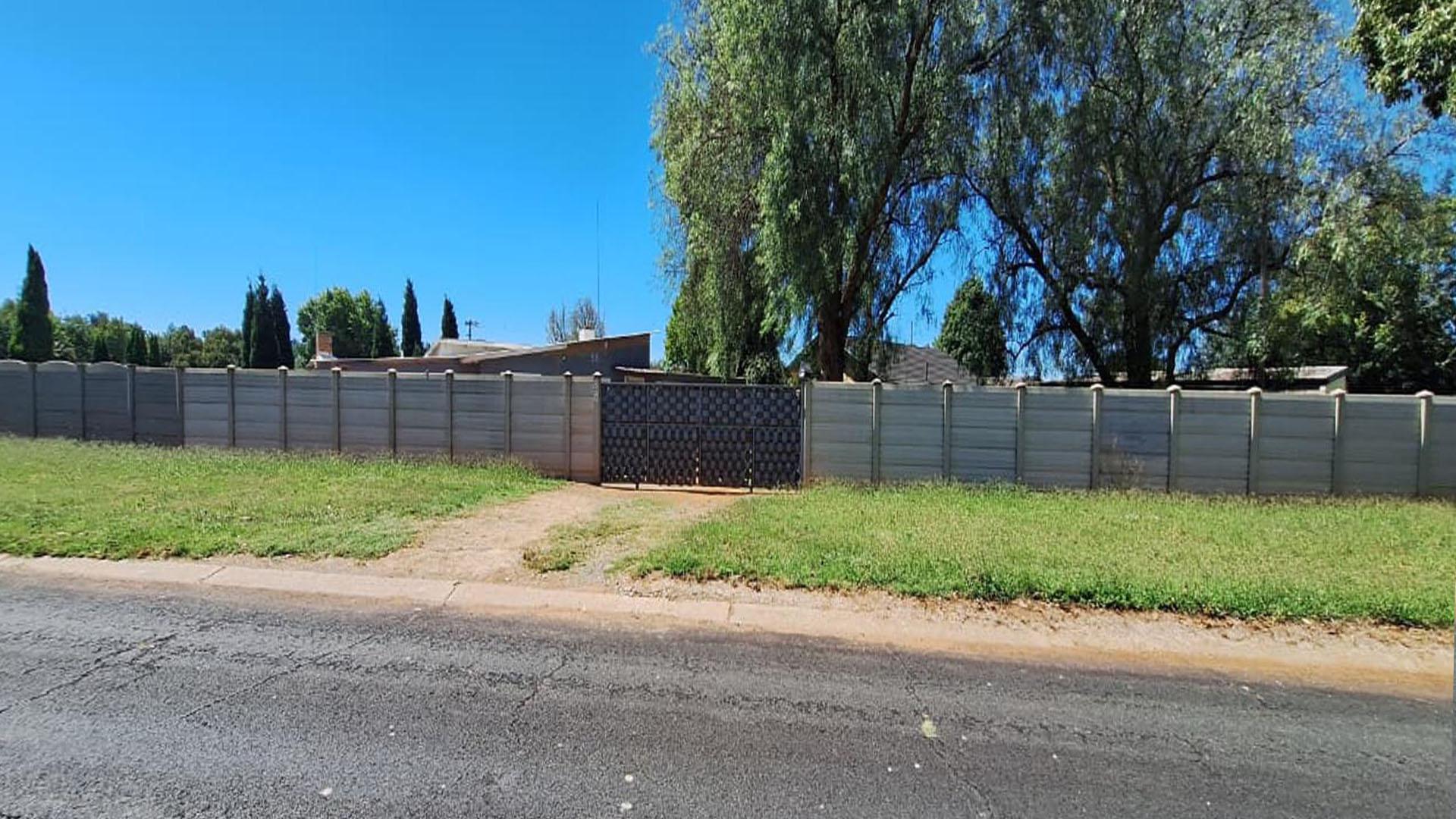 Front View of property in Rothdene