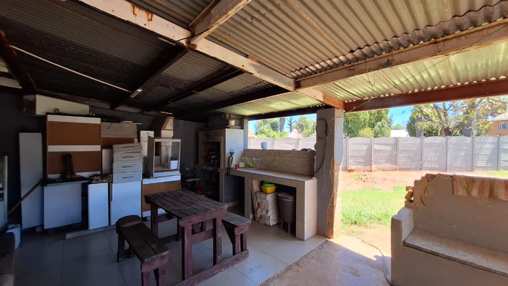 Patio - 55 square meters of property in Rothdene