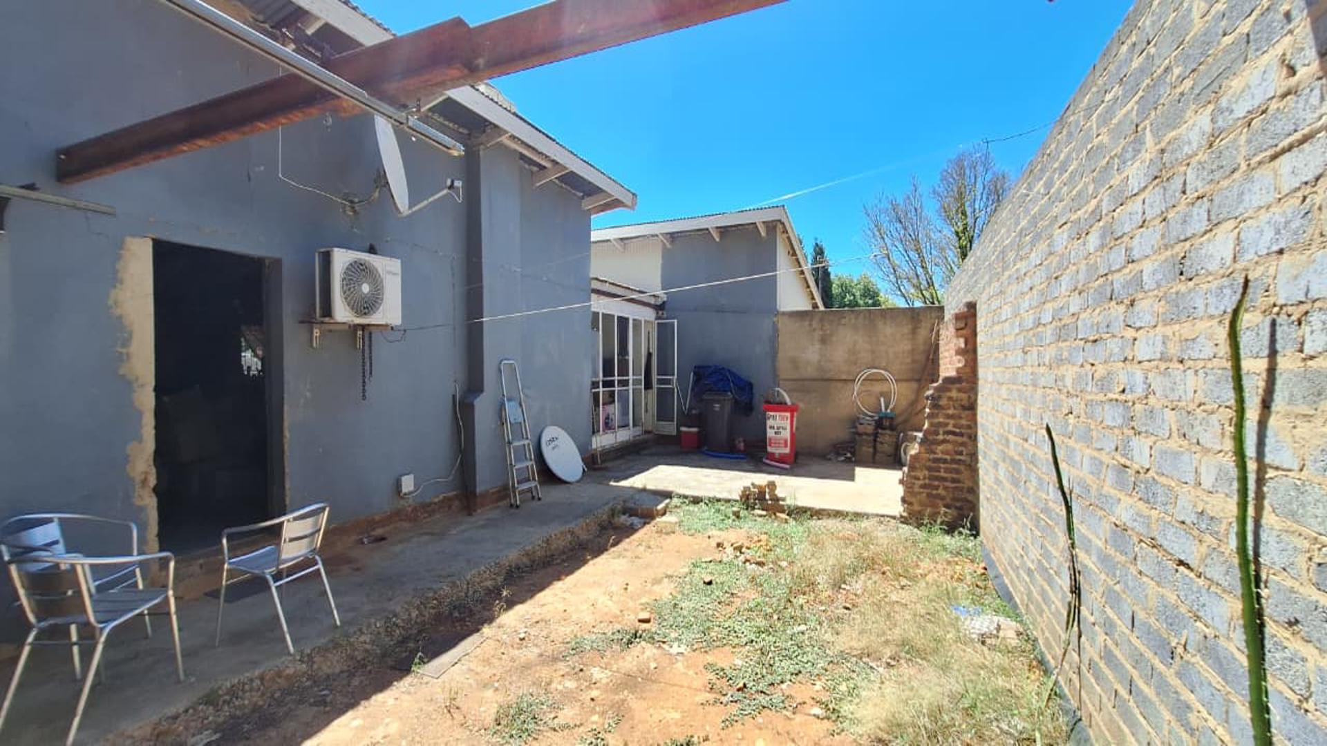 Garage - 77 square meters of property in Rothdene