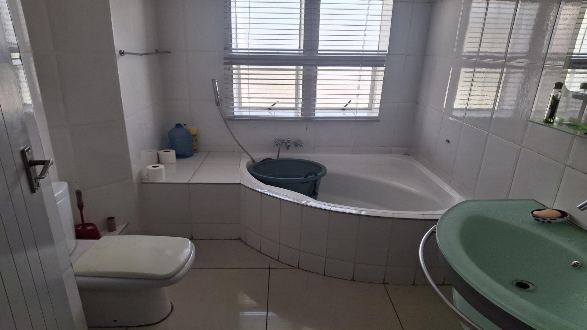 Bathroom 2 of property in Bassonia