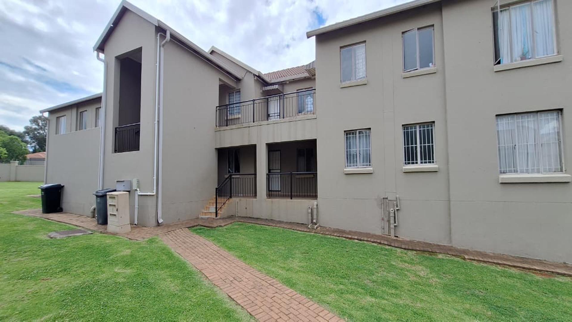 Front View of property in Willowbrook