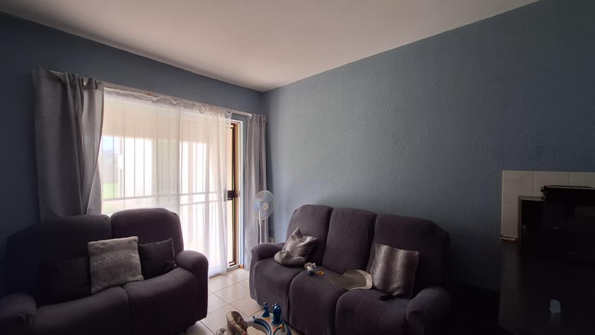 Lounges - 15 square meters of property in Willowbrook