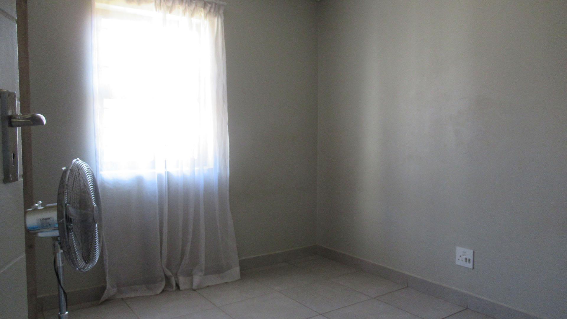 Bed Room 2 - 10 square meters of property in Cosmo City