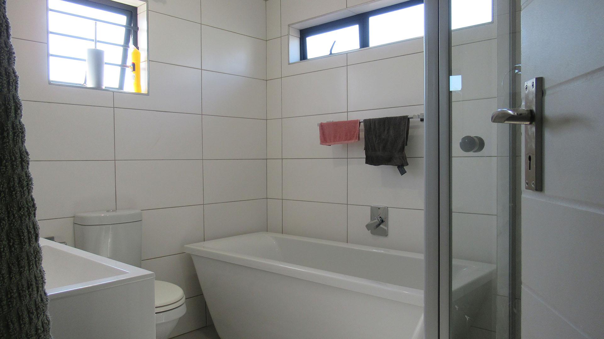 Main Bathroom - 7 square meters of property in Cosmo City