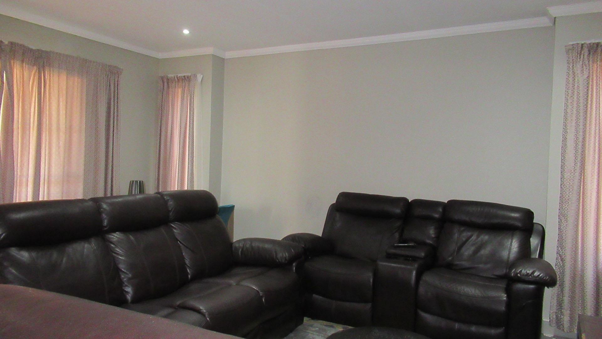 Lounges - 22 square meters of property in Cosmo City