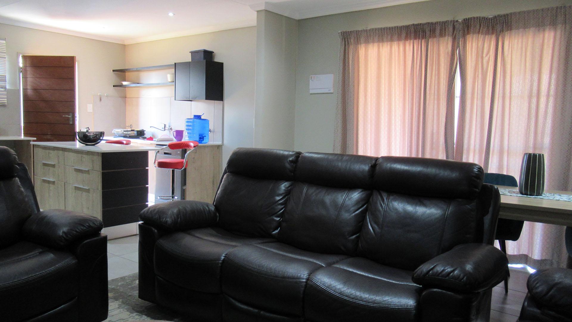 Lounges - 22 square meters of property in Cosmo City