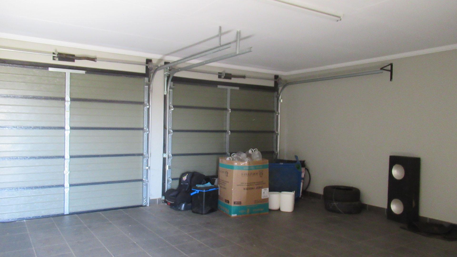 Garage - 41 square meters of property in Cosmo City