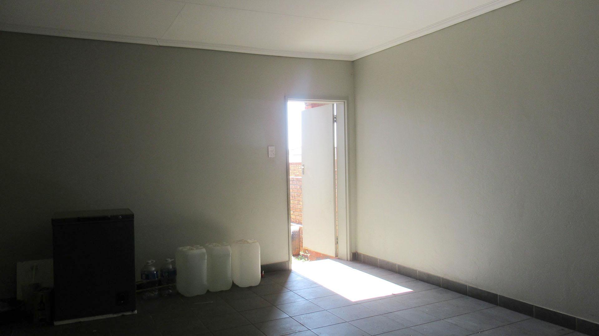 Garage - 41 square meters of property in Cosmo City