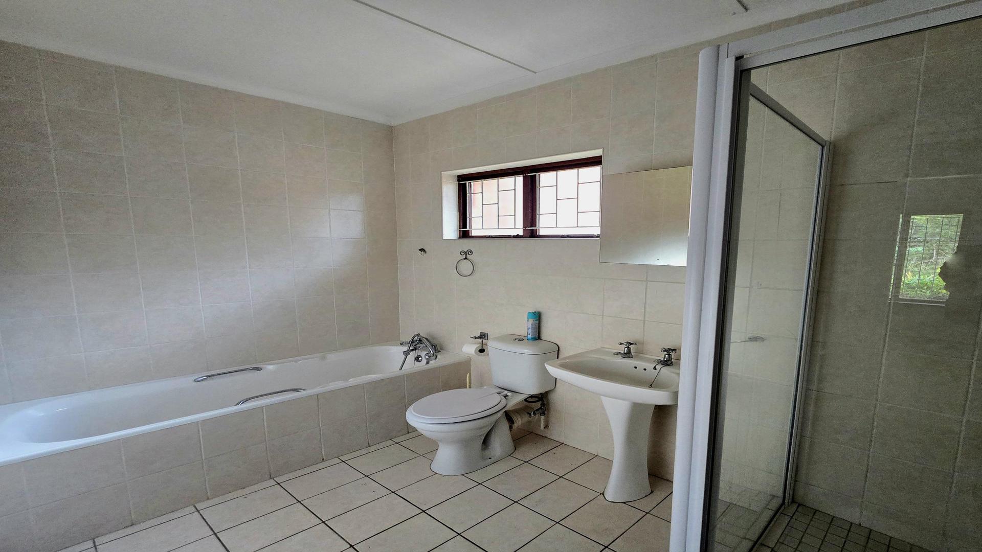 Bathroom 1 of property in Chasedene