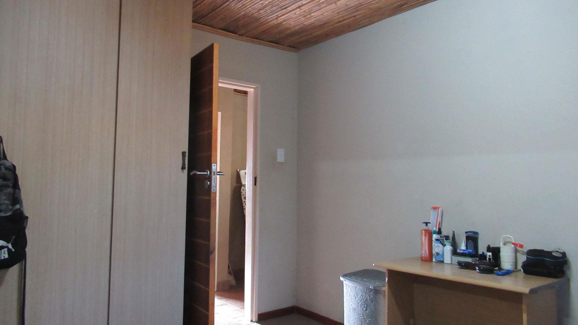 Bed Room 1 - 15 square meters of property in Drumblade AH