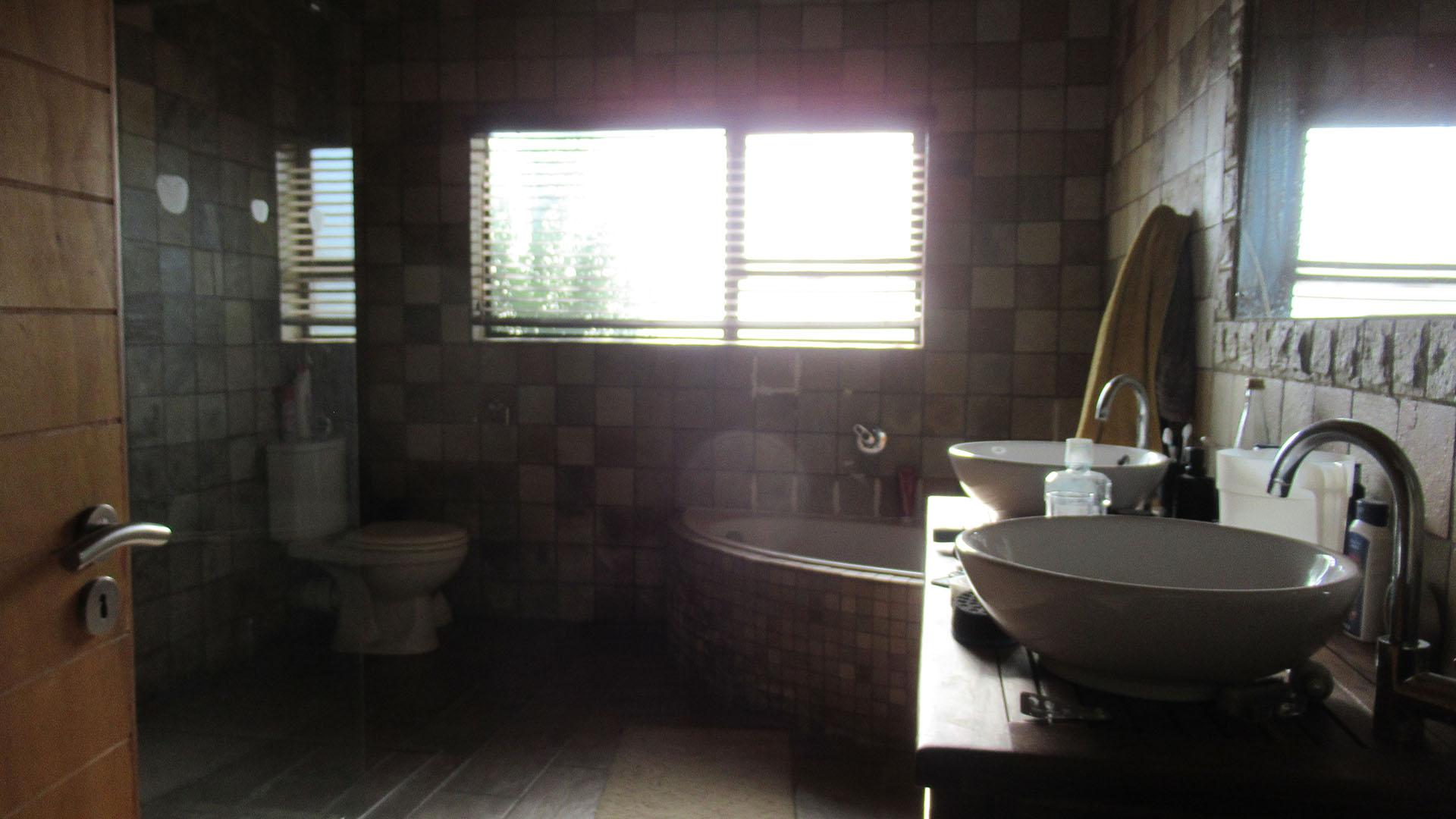 Main Bathroom - 13 square meters of property in Drumblade AH