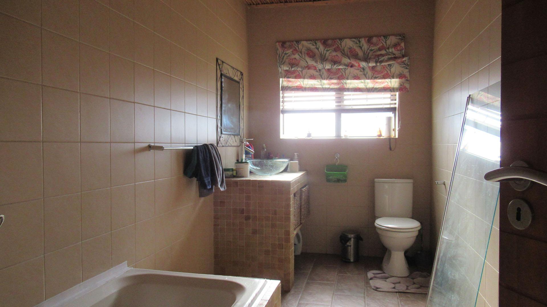 Bathroom 2 - 8 square meters of property in Drumblade AH