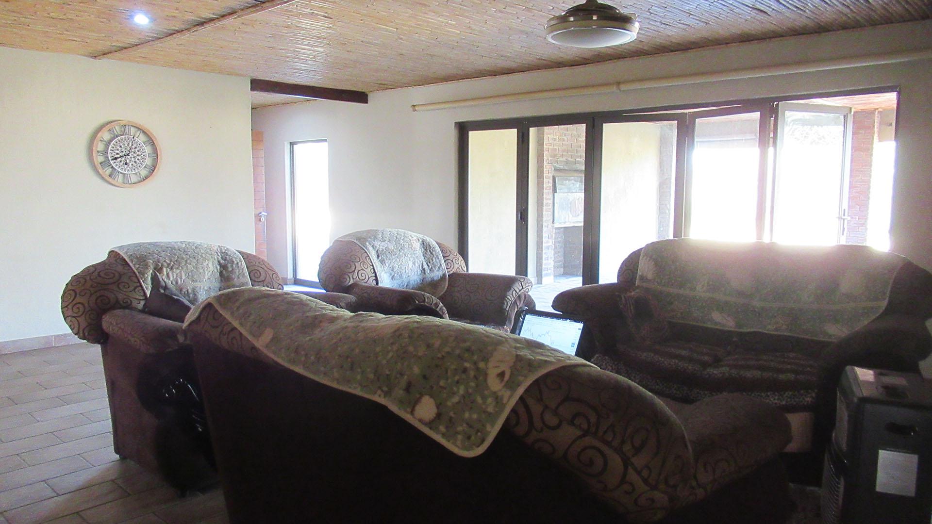 Lounges - 42 square meters of property in Drumblade AH
