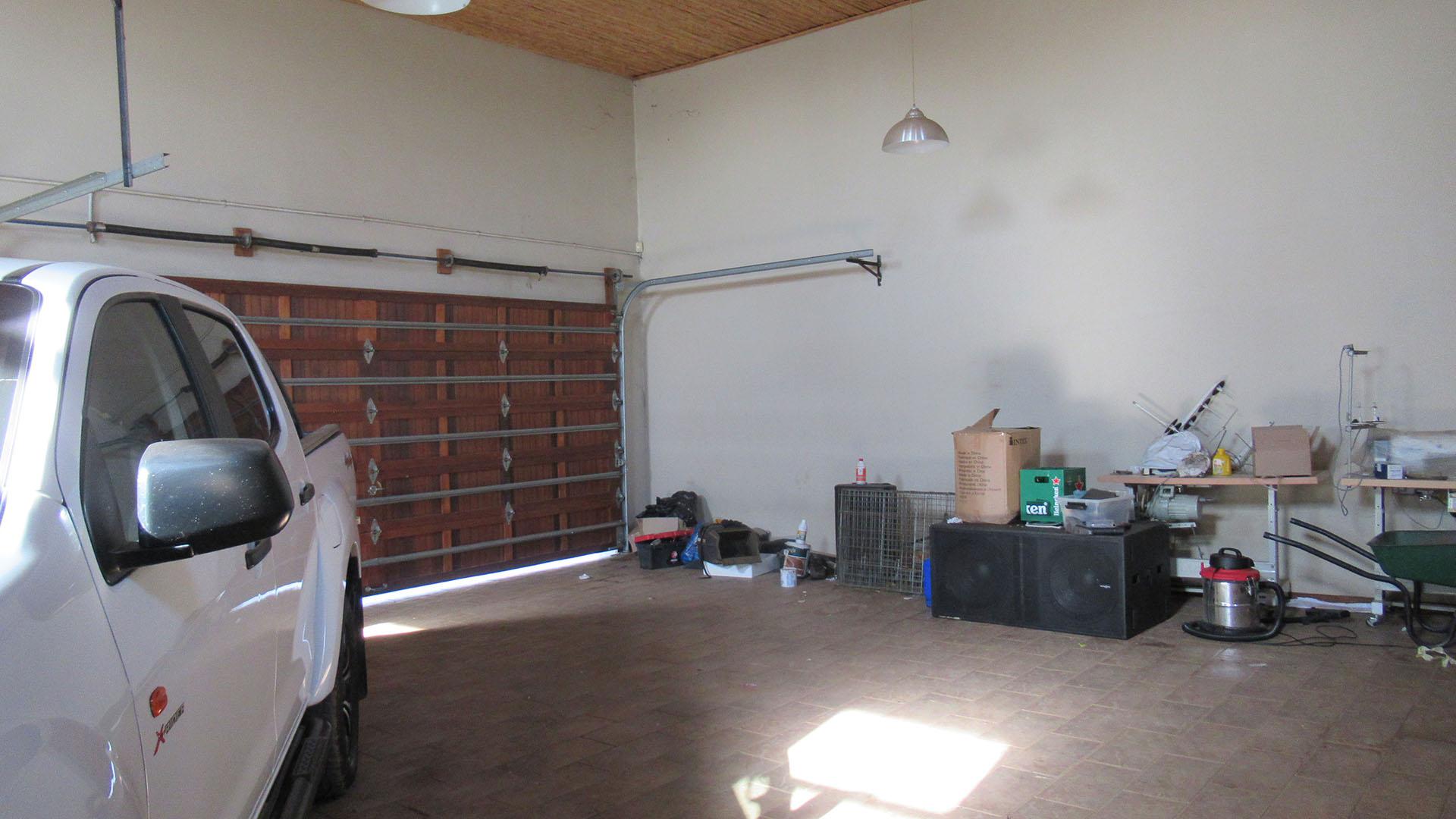 Garage - 130 square meters of property in Drumblade AH