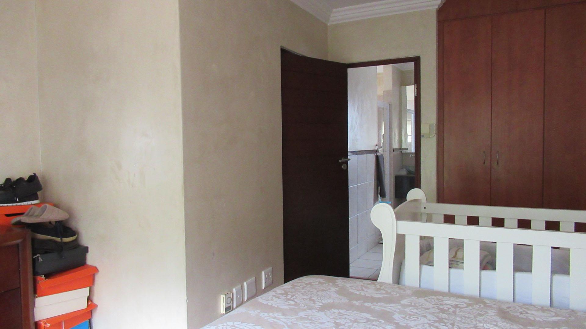 Main Bedroom - 18 square meters of property in Fourways