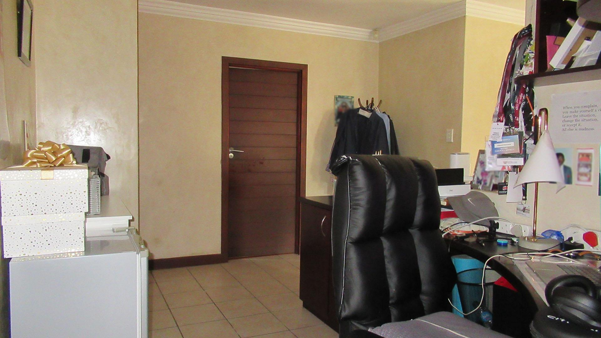 Spaces - 47 square meters of property in Fourways