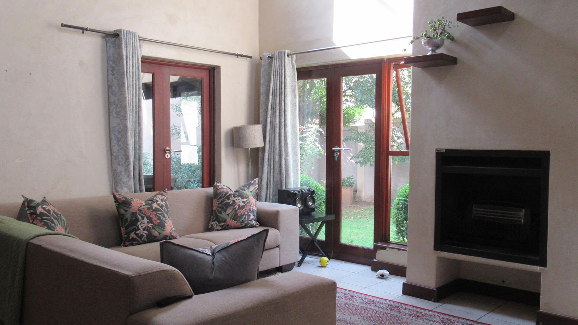 Lounges - 32 square meters of property in Fourways