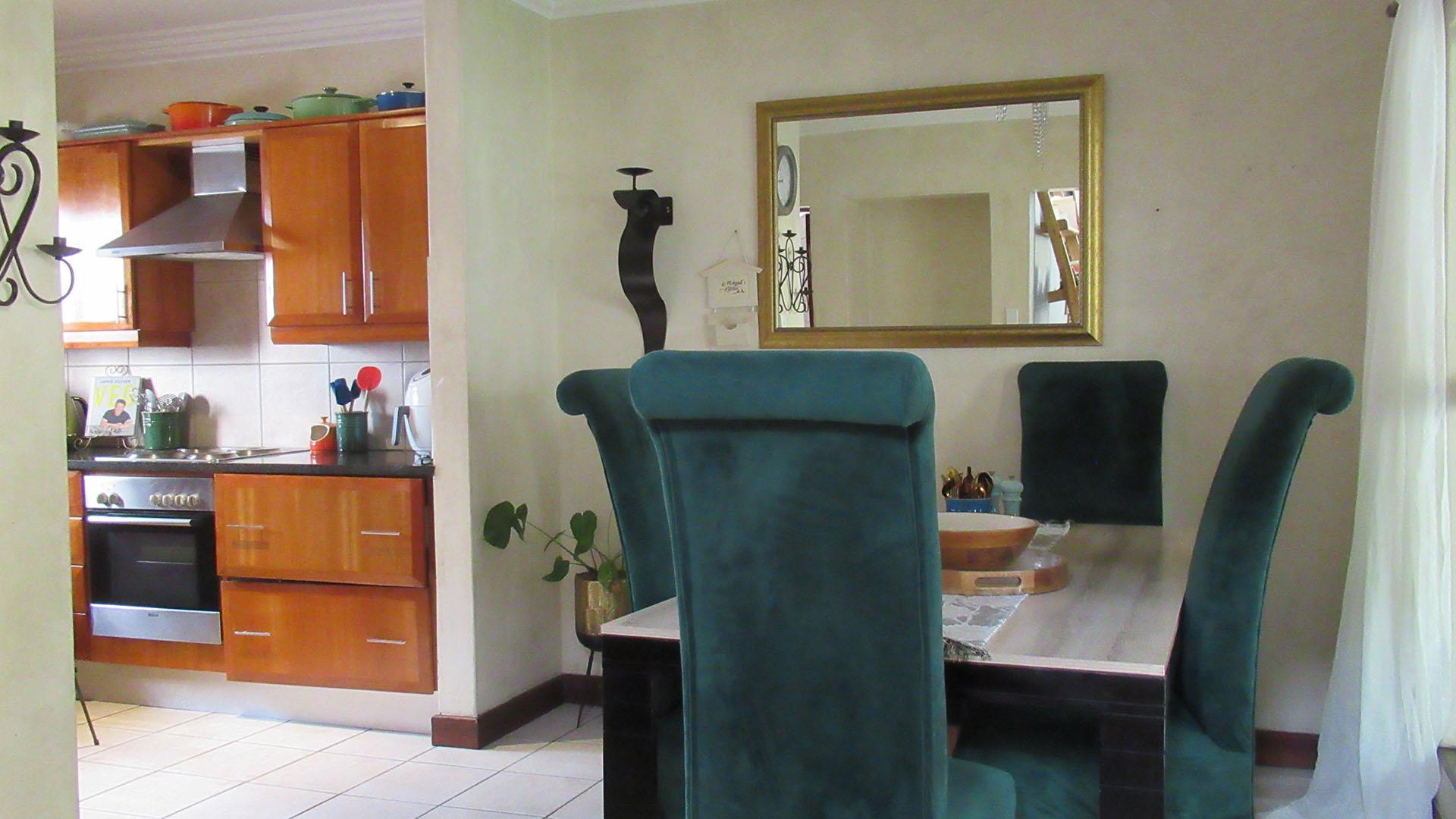 Dining Room - 13 square meters of property in Fourways