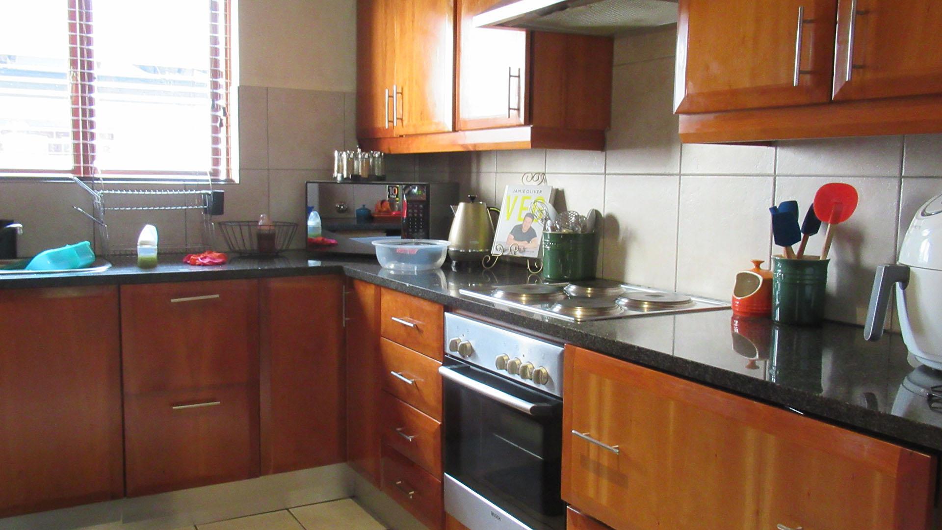 Kitchen - 11 square meters of property in Fourways