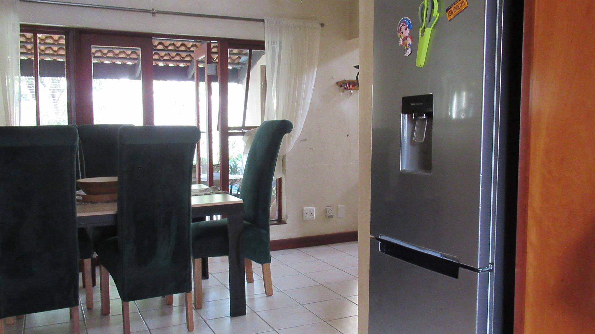 Kitchen - 11 square meters of property in Fourways