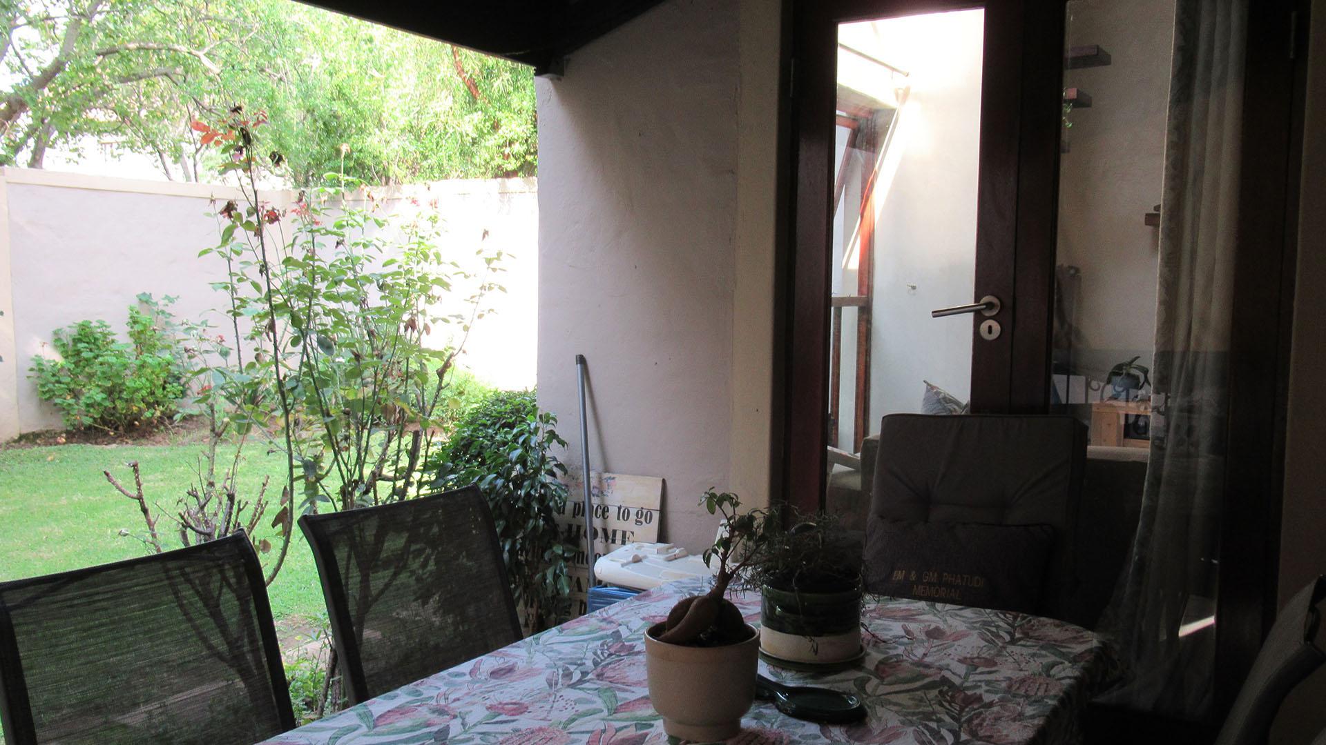 Patio - 14 square meters of property in Fourways