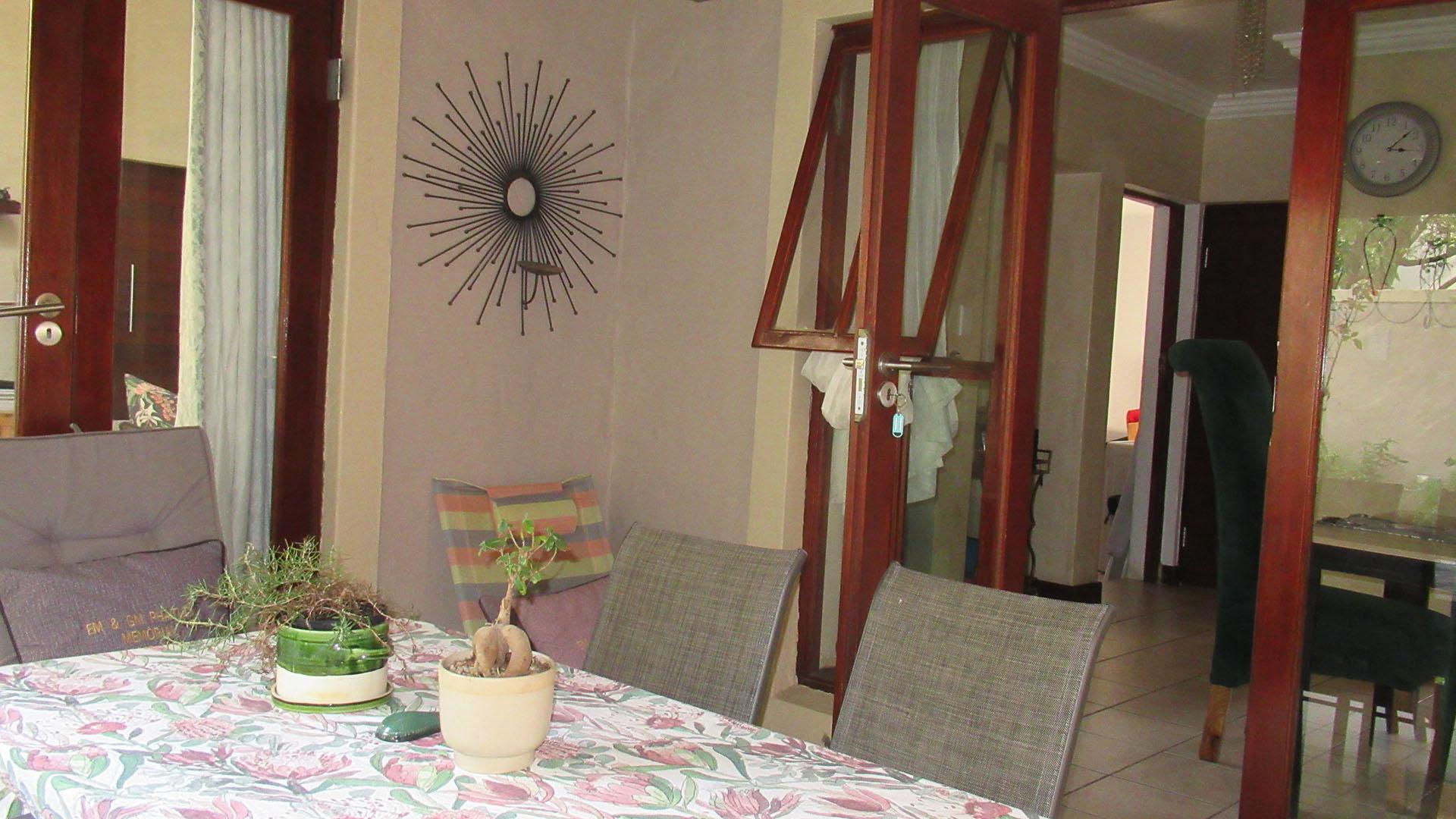 Patio - 14 square meters of property in Fourways