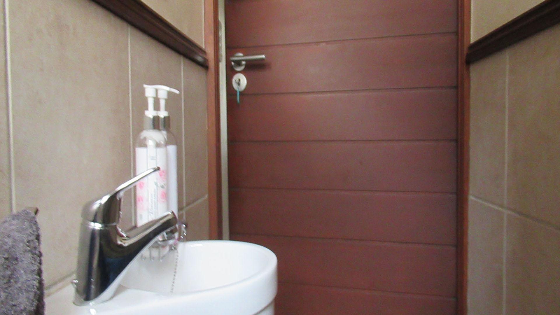 Guest Toilet - 2 square meters of property in Fourways