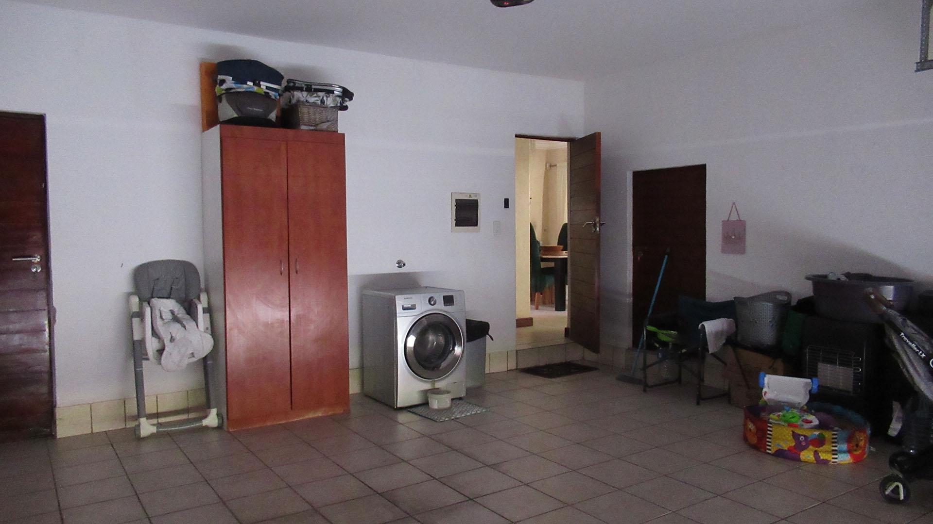 Garage - 38 square meters of property in Fourways