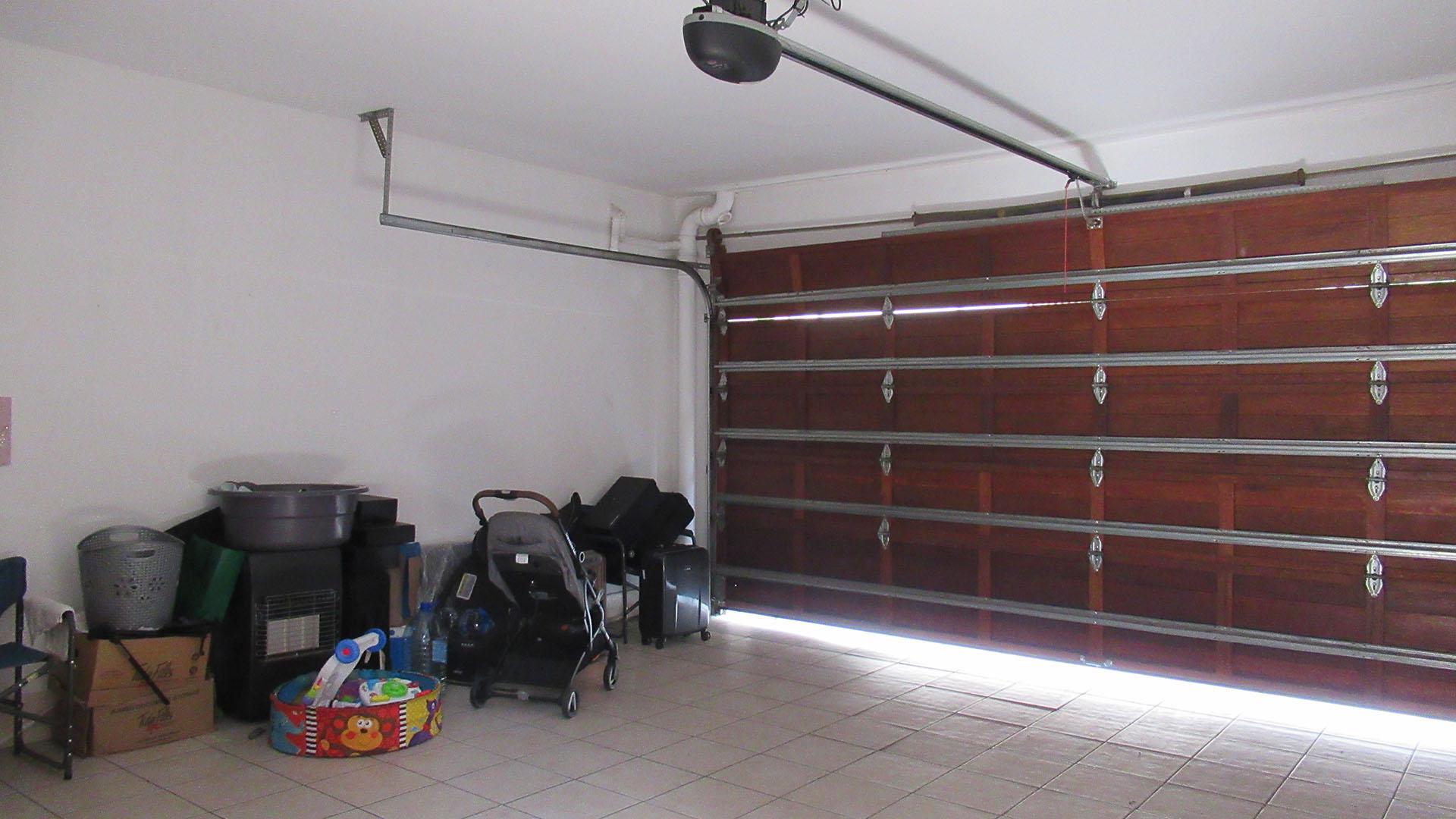 Garage - 38 square meters of property in Fourways
