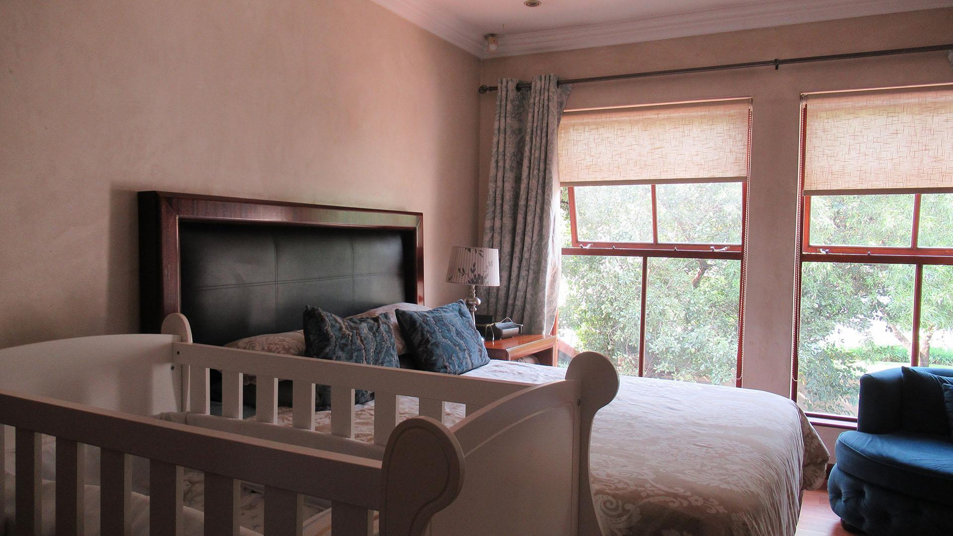 Main Bedroom - 18 square meters of property in Fourways