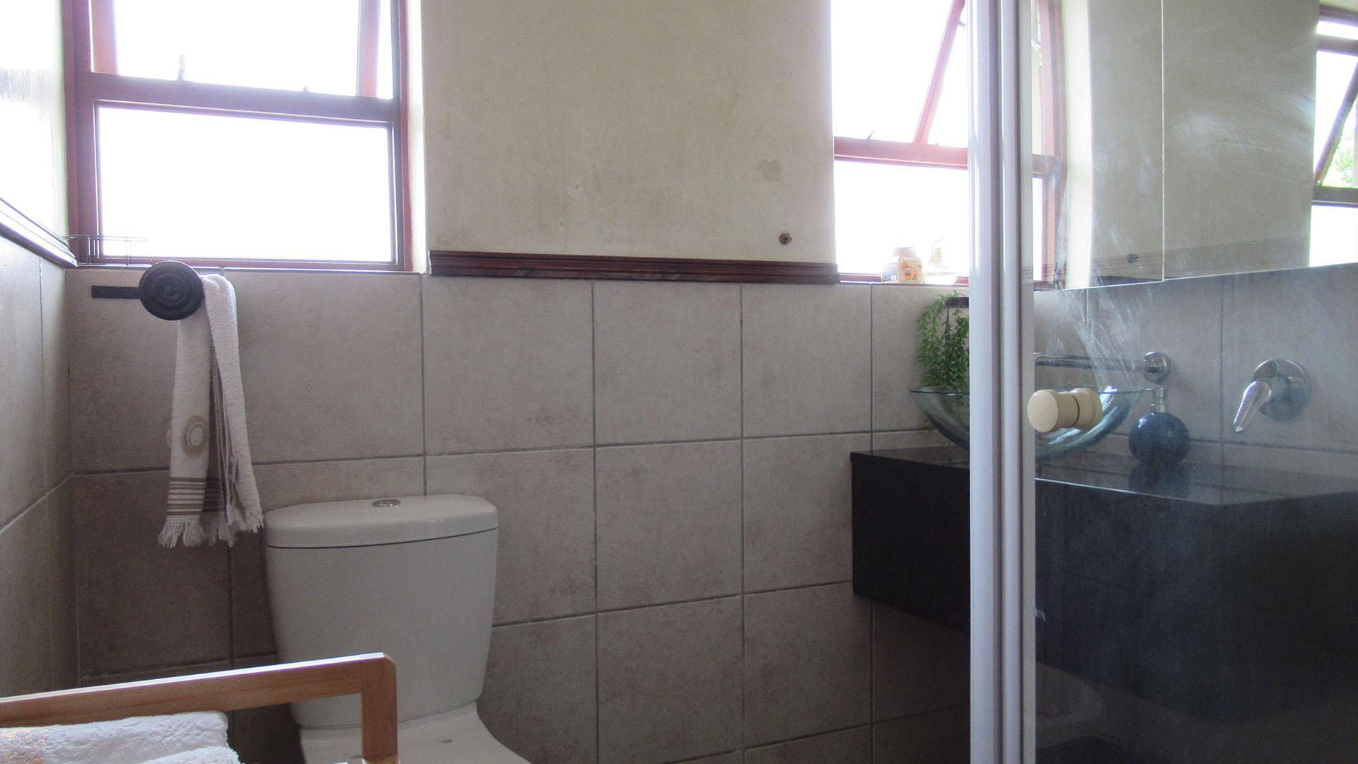 Bathroom 1 - 6 square meters of property in Fourways