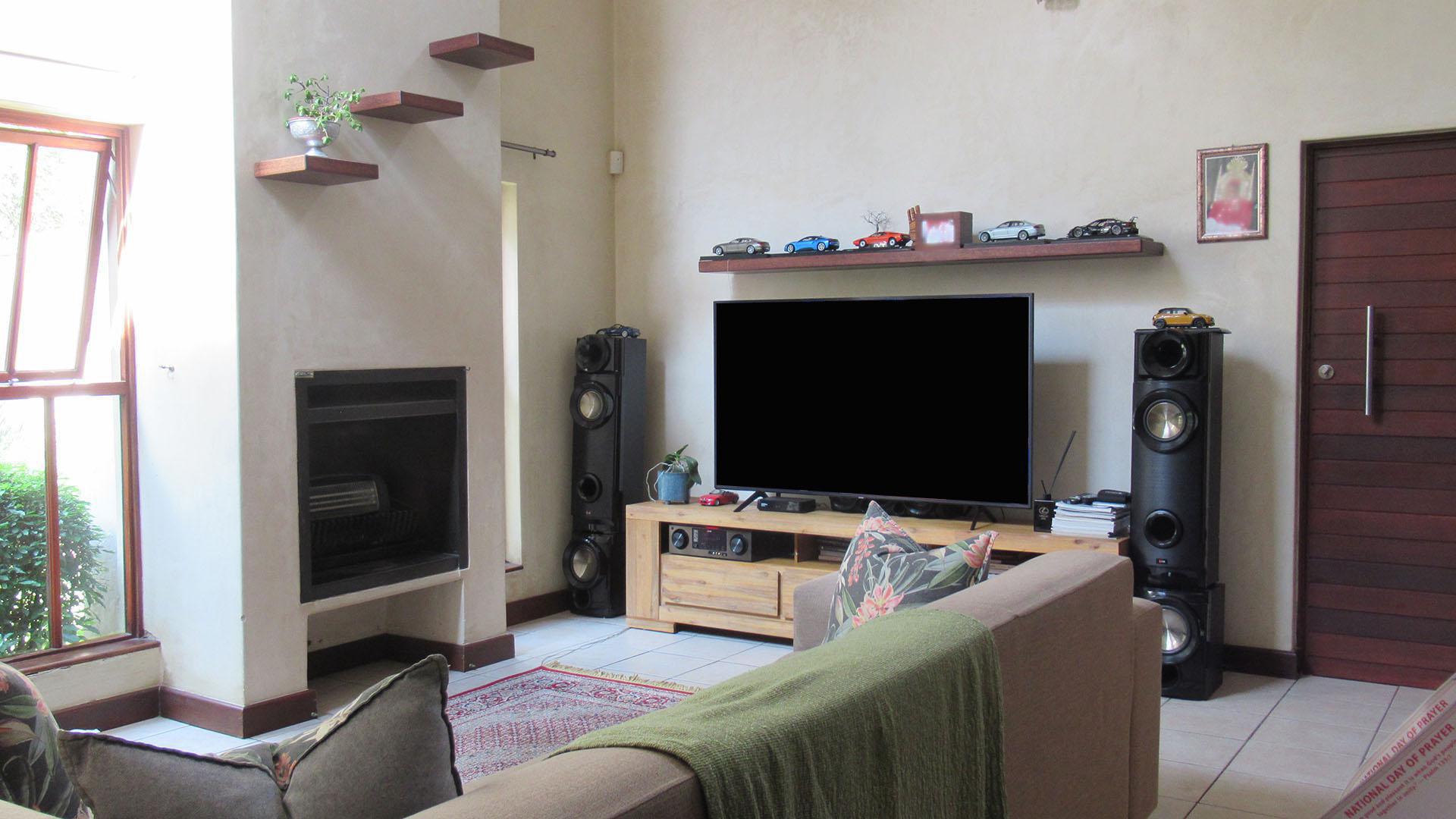 Lounges - 32 square meters of property in Fourways