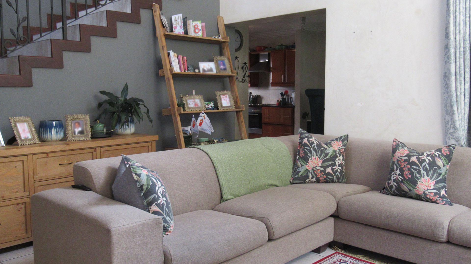 Lounges - 32 square meters of property in Fourways