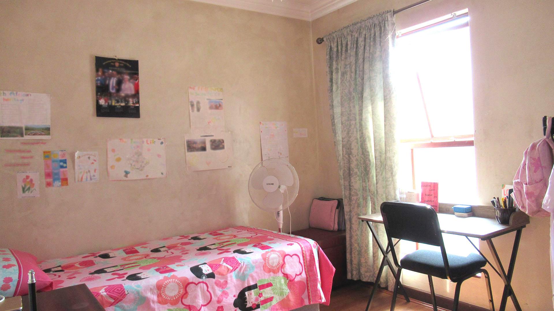 Bed Room 1 - 11 square meters of property in Fourways