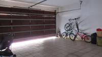Garage - 38 square meters of property in Fourways