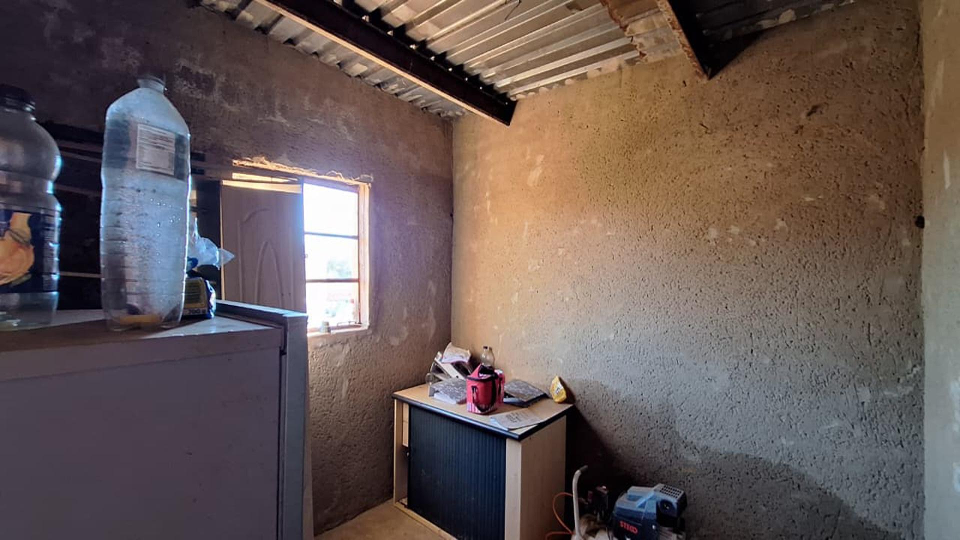 Kitchen - 25 square meters of property in West Rand AH