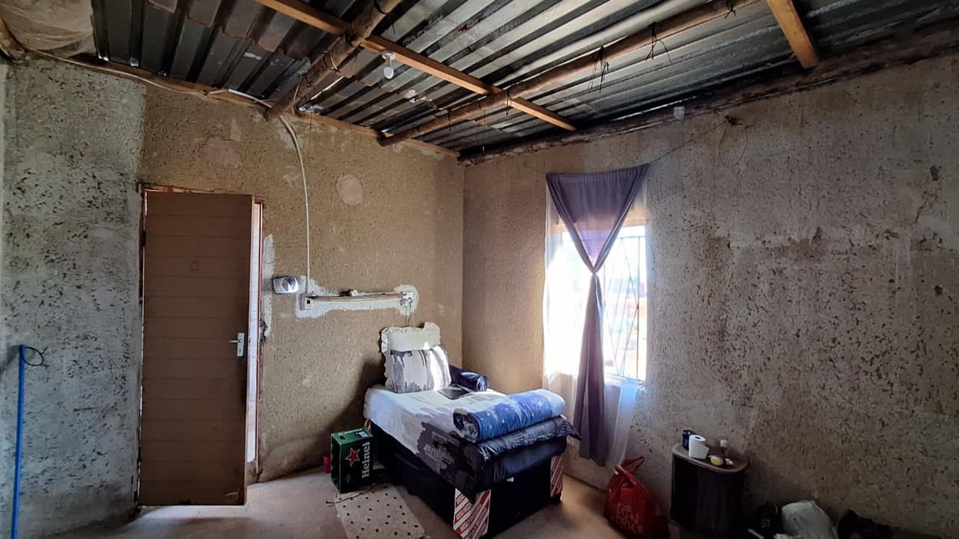 Spaces - 13 square meters of property in West Rand AH