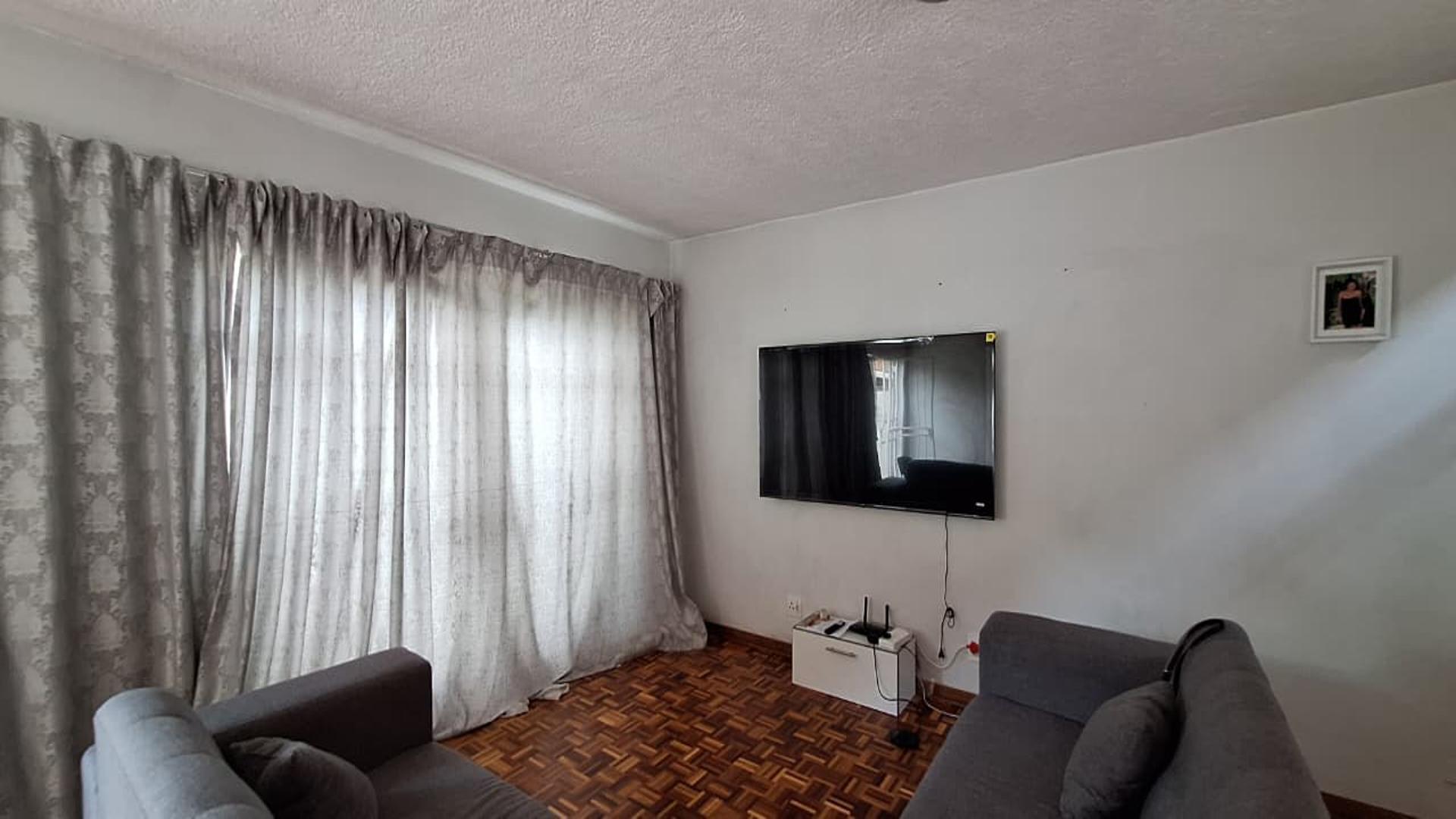 Lounges - 23 square meters of property in Lyndhurst