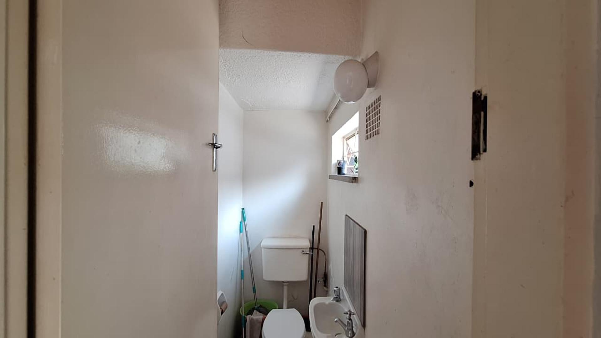 Guest Toilet - 3 square meters of property in Lyndhurst