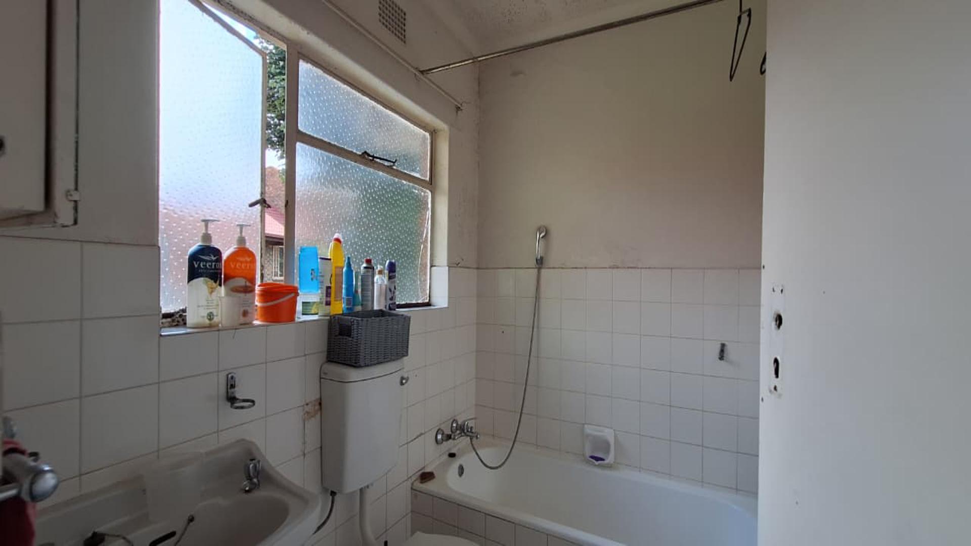 Bathroom 1 - 5 square meters of property in Lyndhurst