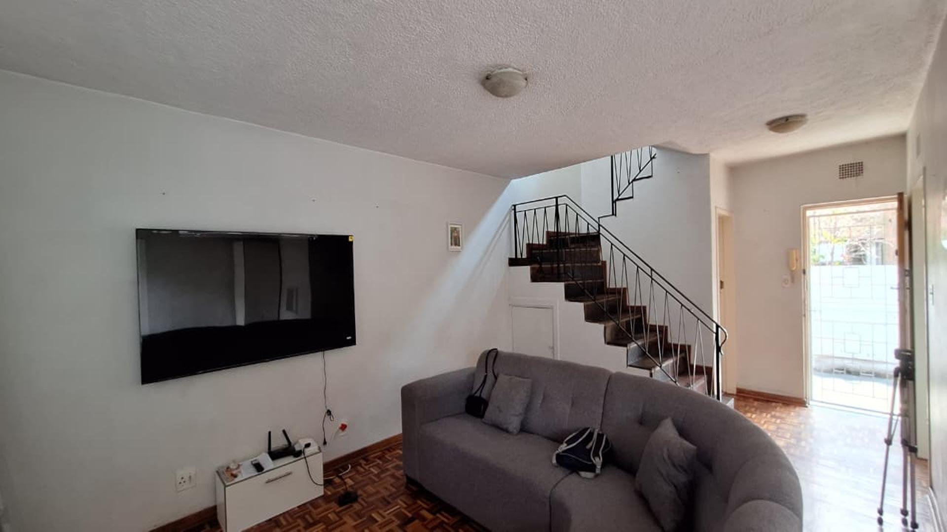 Lounges - 23 square meters of property in Lyndhurst