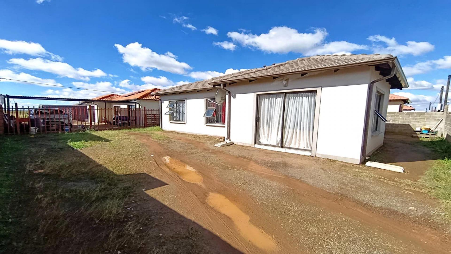 Front View of property in Bloemdustria