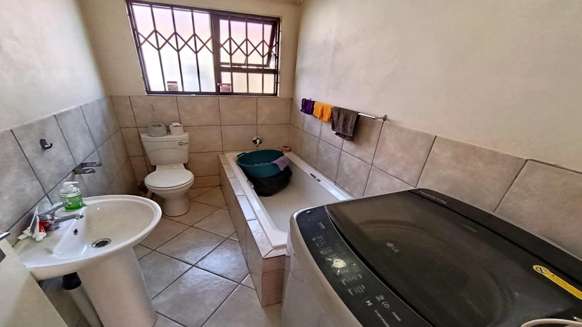 Bathroom 1 of property in Bloemdustria