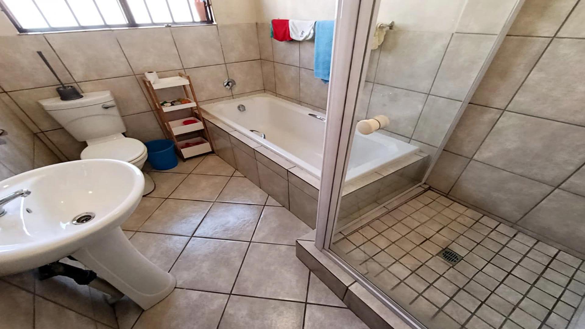 Bathroom 2 of property in Bloemdustria